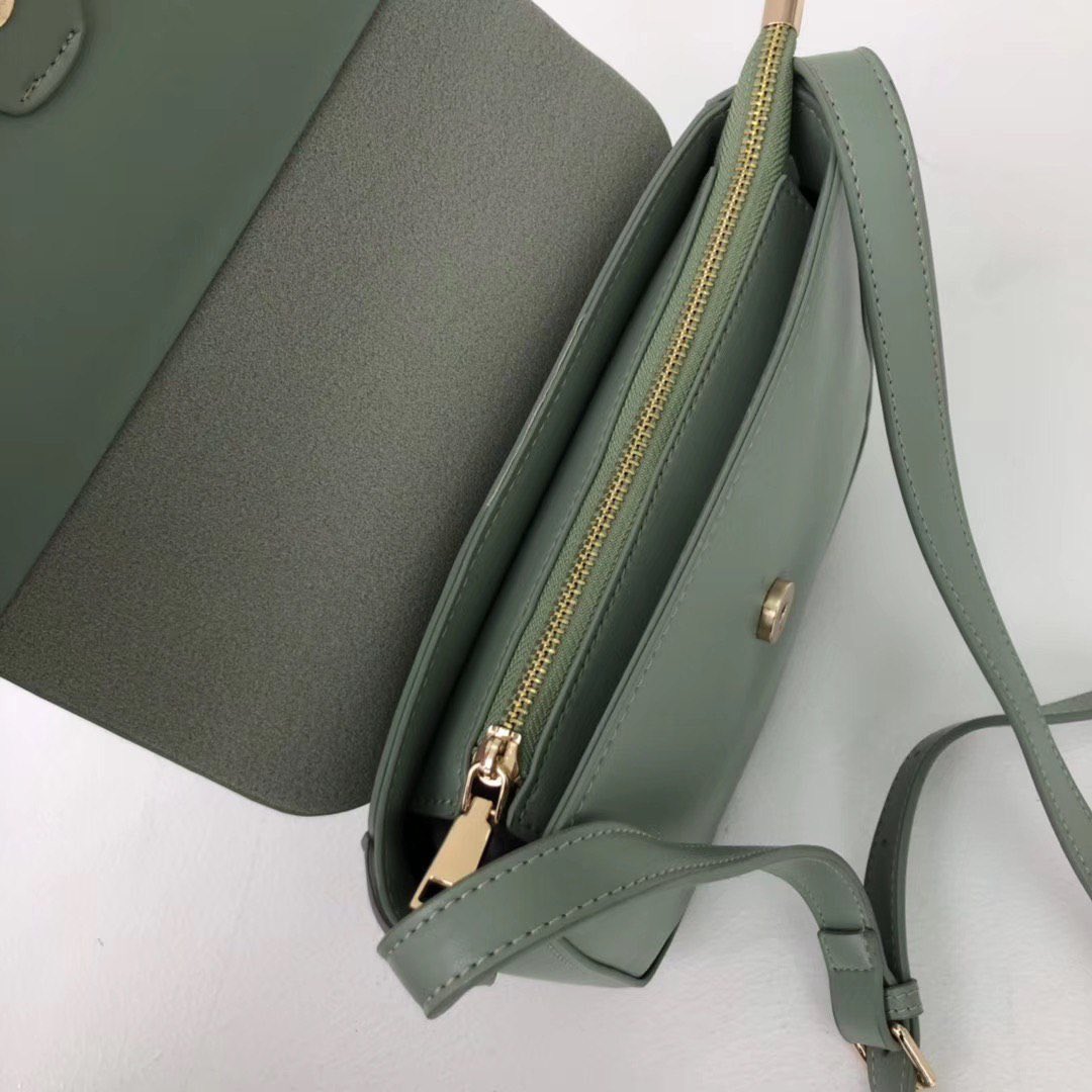 MyTasche's tweet photo. SALE❗️ SALE ❗️
Emily messanger bag
1- RM39, 2-RM59
Ready stock ✅
#handbag #slingbag #handbagmurah #totebag #backpack #longchamp #taschemy #sayajual #jomberniaga #bazarpaknil #twtpromote #RTdanSebar @RTNiaga @twt__promote @Twt_Product @RTdanSebar @_SayaJual https://t.co/UkRxheOux2