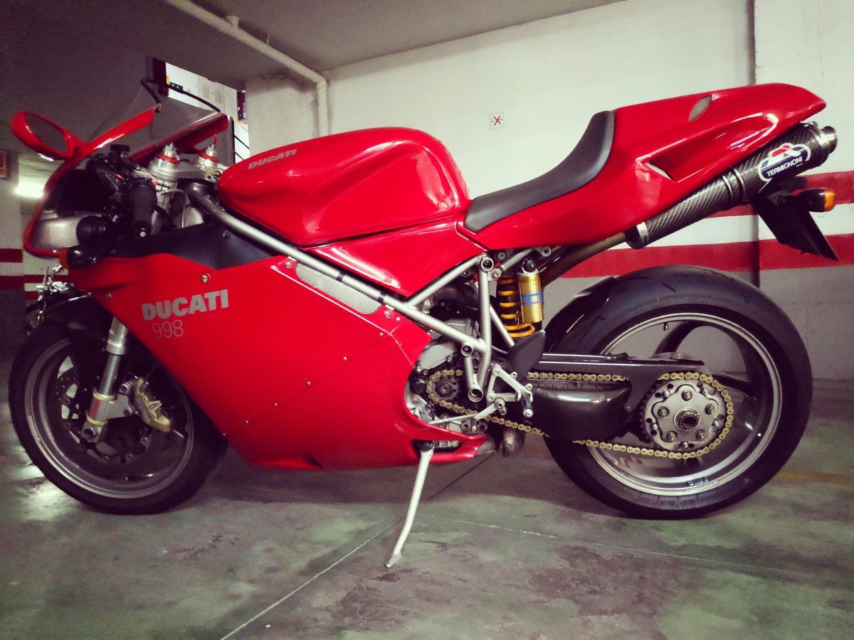 moss996's tweet photo. Recargando baterías 
#ducati #998 #tamburini #sbk #desmotime #desmo #desmopower #superbike #testastretta #ducatigram #ducatistagram #ducaticorse #ducatisti  #top_of_tamburini  #motorcycles #ducatis_of_tamburini #dunlop #termignoni #brembo #xlite #bmcairfilters #progrip #ohlins https://t.co/Jsd8OusvzX