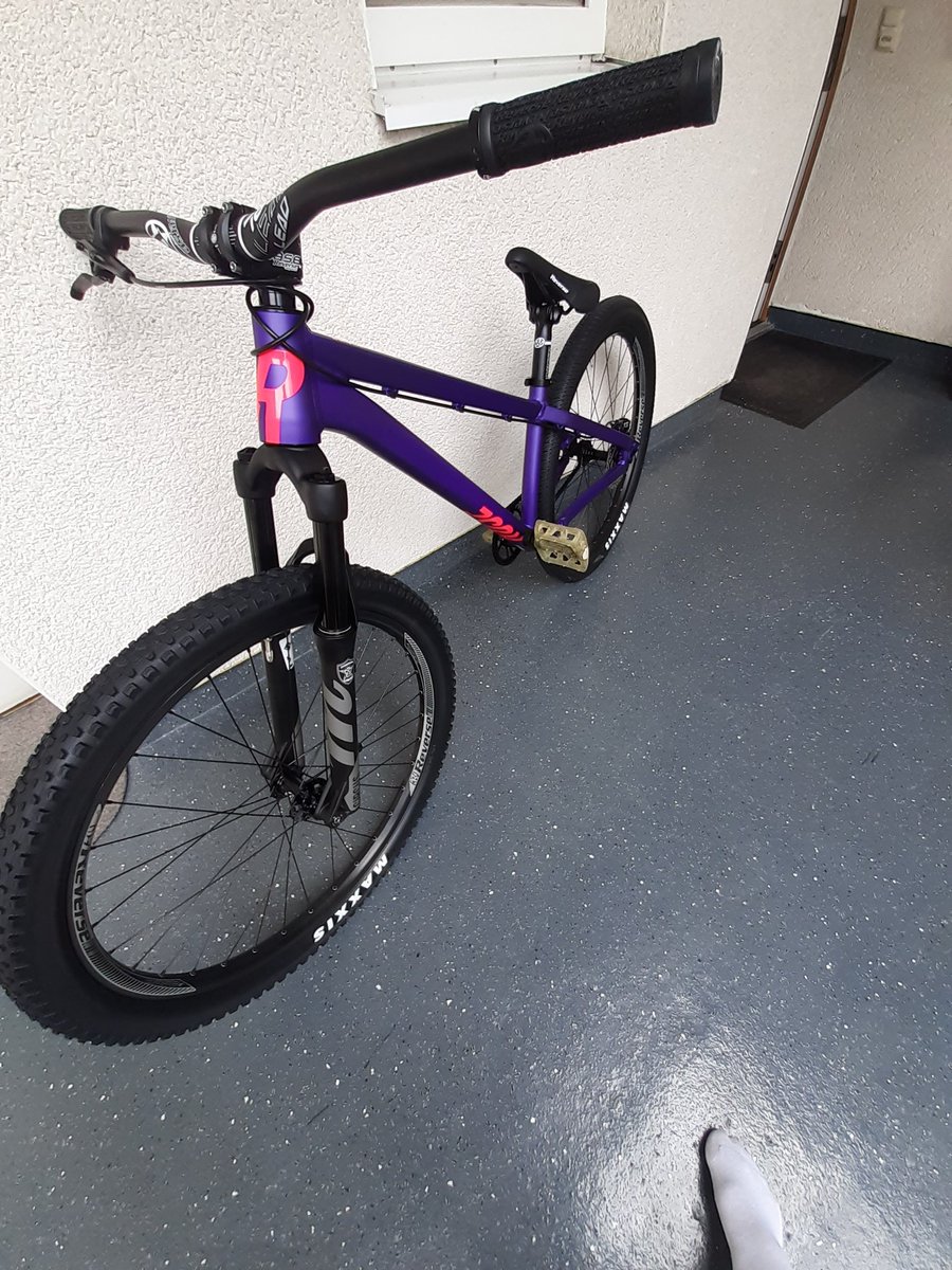 Mielano4's tweet photo. #newbike #Klimaschutz #zweitewelle #tomorrow #thekids #oftomorrow #GreenEyes #FlowerPower #Like #follow #subscribe #GreenNewDeal #help #open #YourEyesTell #twitch #Twitter #Facebook #instagram #help #lookoverthere #bike https://t.co/eccZ8Kc2wI