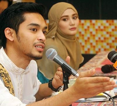 Wawa zainal sendiri akui kehidupan mereka sebagai artis dulunya bukan seperti artis2 yang lain. Mereka duduk dalam kehidupan yang susah dan pernah juga diceritakan yang pernah bersofakan , sofa yang koyak dan takizinkan orng masuk ke rumah mereka