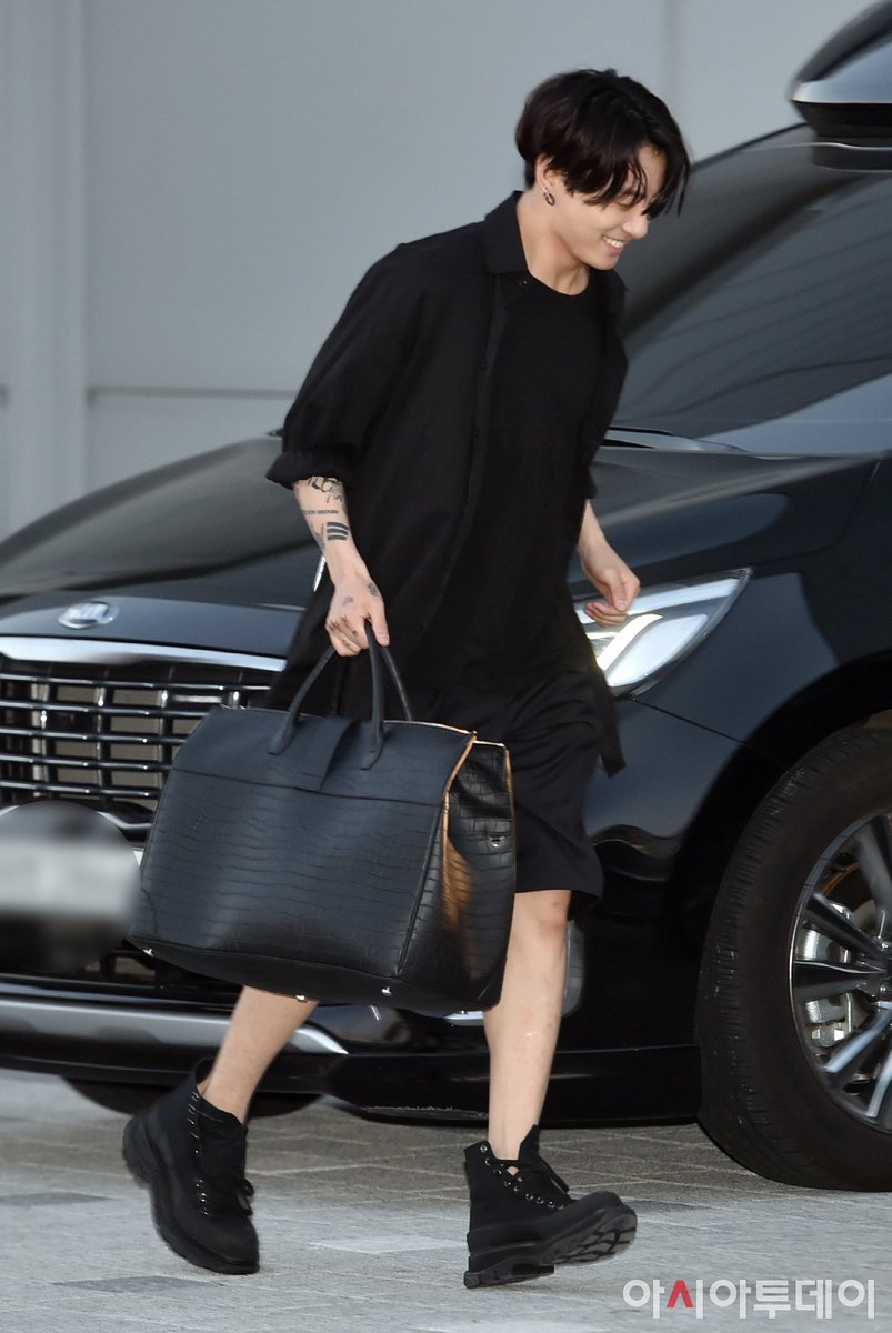2022年5月新作下旬 【BTSグク着用】Alexander McQueen スニーカー新品