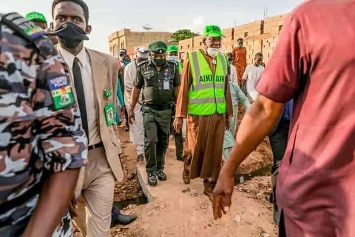 ShuwakiYusuf's tweet photo. H.E Dr @GovUmarGanduje OFR da mataimakin sa @DGawuna sun duba aikin titin Kwarin Akuwa dake Kwachiri a Karamar Hukumar Fagge mai tsahon 4.3KM wanda ake yin sa akan kudi N590Million. Gwamna na tare da dan majalisar jiha mai wakiltar karamar hukumar Fagge Hon Tukur Mohd. @dawisu https://t.co/4jzZPswXam