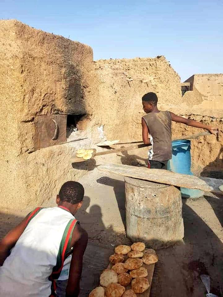 Obianou's tweet photo. 😋🤤 #Kaani #Takula 🥖🌭🥪🍔
Processus de fabrication du pain à #Ingall #Agadez🇳🇪
Les Isawaghen font le meilleur pain traditionnel au Niger, fait à la base du four traditionnel construit en banco, qui donne un goût exceptionnel est très délicieux 🤤
#VisitNiger
📸: Nur Zodi https://t.co/fNq1ANOk3W