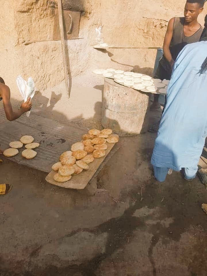 Obianou's tweet photo. 😋🤤 #Kaani #Takula 🥖🌭🥪🍔
Processus de fabrication du pain à #Ingall #Agadez🇳🇪
Les Isawaghen font le meilleur pain traditionnel au Niger, fait à la base du four traditionnel construit en banco, qui donne un goût exceptionnel est très délicieux 🤤
#VisitNiger
📸: Nur Zodi https://t.co/fNq1ANOk3W
