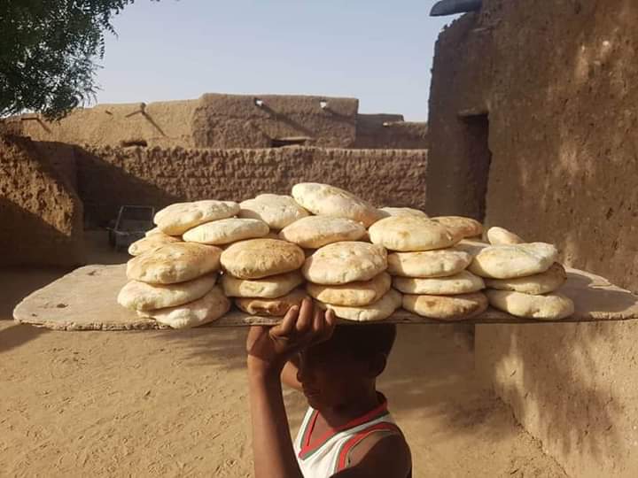 Obianou's tweet photo. 😋🤤 #Kaani #Takula 🥖🌭🥪🍔
Processus de fabrication du pain à #Ingall #Agadez🇳🇪
Les Isawaghen font le meilleur pain traditionnel au Niger, fait à la base du four traditionnel construit en banco, qui donne un goût exceptionnel est très délicieux 🤤
#VisitNiger
📸: Nur Zodi https://t.co/fNq1ANOk3W