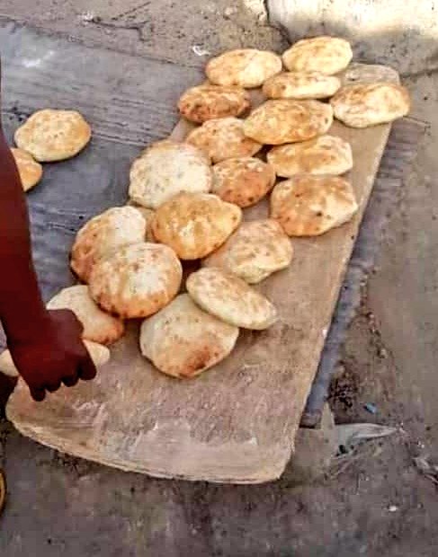 Obianou's tweet photo. 😋🤤 #Kaani #Takula 🥖🌭🥪🍔
Processus de fabrication du pain à #Ingall #Agadez🇳🇪
Les Isawaghen font le meilleur pain traditionnel au Niger, fait à la base du four traditionnel construit en banco, qui donne un goût exceptionnel est très délicieux 🤤
#VisitNiger
📸: Nur Zodi https://t.co/fNq1ANOk3W
