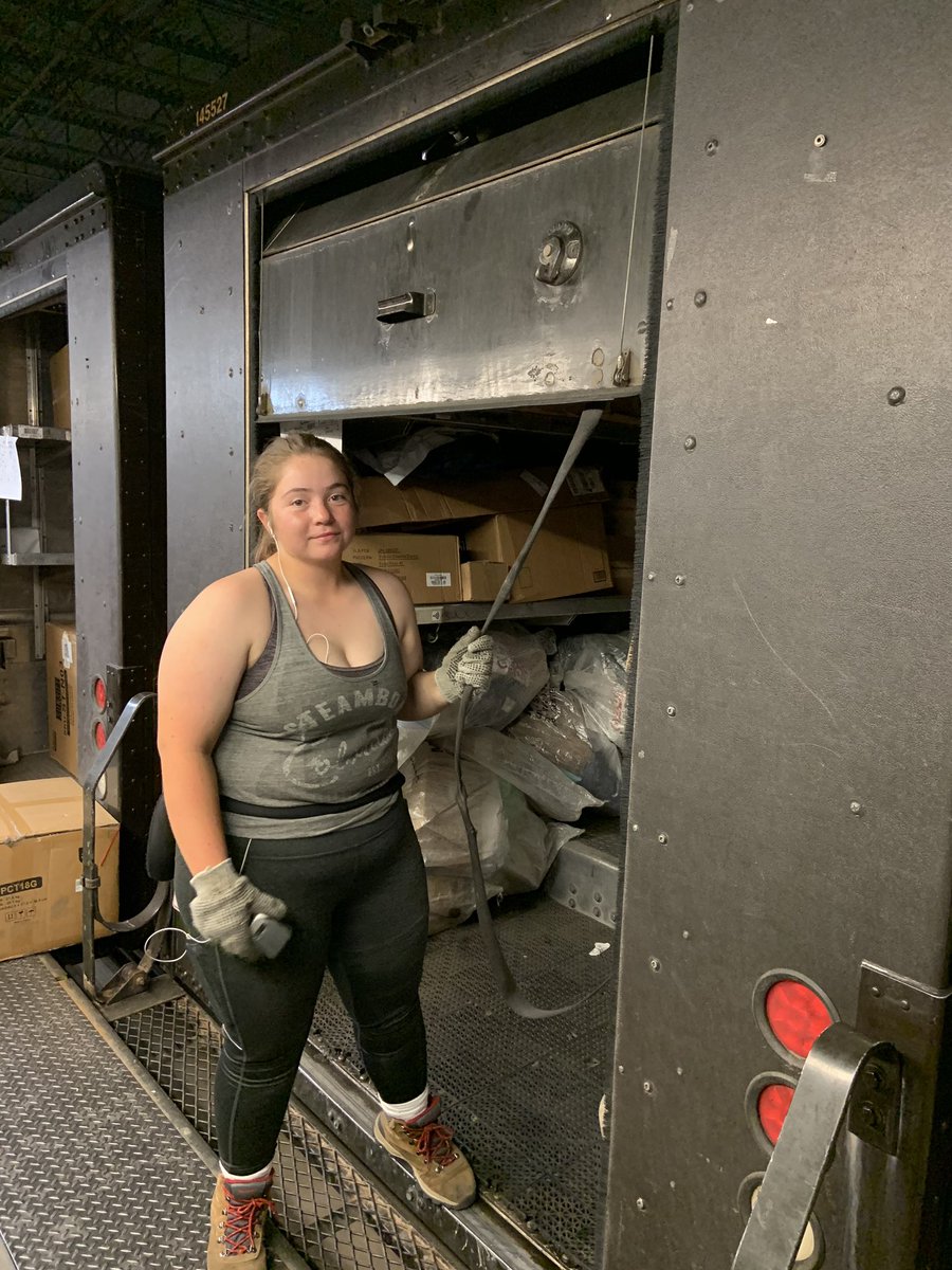UPSEnglewood's tweet photo. Beautiful Saturday and a #ClosedDoorPreload for PT Supervisor Lori and her Pen 6 preloaders Hristina, Austin, and Emma! Great job team! #PreloadProud #PreloadFamily #UPSers #UPSsmile @Orlando19901269 @DesertMTUPSers @upsers https://t.co/x7ASrVjyqE