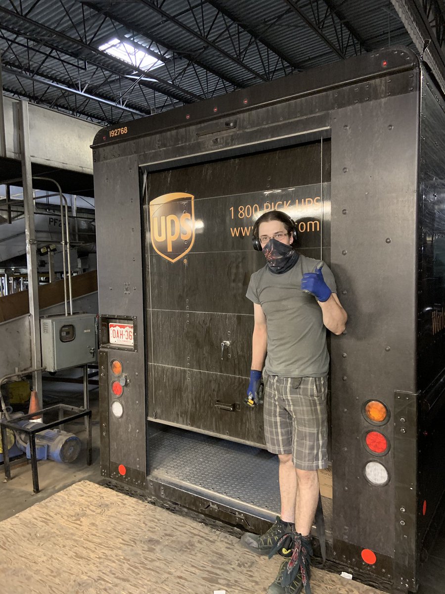 UPSEnglewood's tweet photo. Beautiful Saturday and a #ClosedDoorPreload for PT Supervisor Lori and her Pen 6 preloaders Hristina, Austin, and Emma! Great job team! #PreloadProud #PreloadFamily #UPSers #UPSsmile @Orlando19901269 @DesertMTUPSers @upsers https://t.co/x7ASrVjyqE