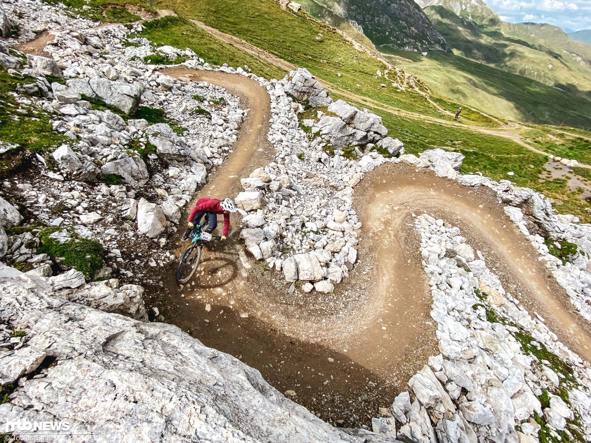 mtbnews's tweet photo. Alle 113 Kurven schon gefahren: Das ist der Hörnli Flowtrail in Arosa - https://t.co/e5t0lb6cDR https://t.co/rSdbZYtvL3