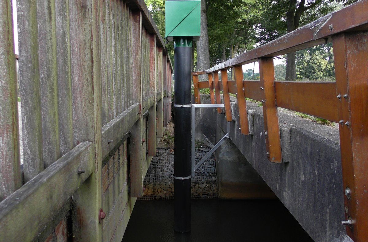 HeijdenJozef's tweet photo. Meetstation waterkwaliteit Groote Beerze

Een #meetstation in de waterloop van de #GrooteBeeze, aan de brug tussen Casteren en Netersel monitort continu de waterkwaliteit en de hoeveelheid water die passeert.

@BoswachterFrans @Brab_Landschap @waarneming @IVNNederland @wddommel https://t.co/6uF6cZO4Rj