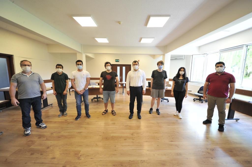 FentekOlimpiyat's tweet photo. Bu sene online olarak düzenlenen Avrupa Fizik Olimpiyaları'ndan (EuPhO) yine güzel sonuçlar aldık! Yunus Emre Parmaksız altın madalya, Öykü Sıla Güner ve Mert Ünsal gümüş madalya, Yaman Bora Otuzbir onursal mansiyon ödülü aldı. Ülkemizi başarıyla temsil etmekten çok mutluyuz! https://t.co/iYYSKTSN0T