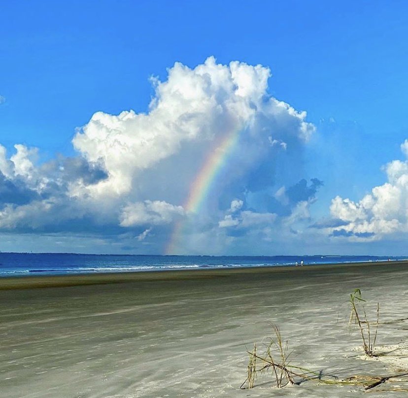 KrisLAllred's tweet photo. What a sight to see on a Sunday morning 🌈~ Shore Beach Service of #HiltonHeadIsland @WSAV @KyleDennisWx @WSAVScottR @WSAVAlysaC @spann @StormHour https://t.co/VbqwcxsJBx