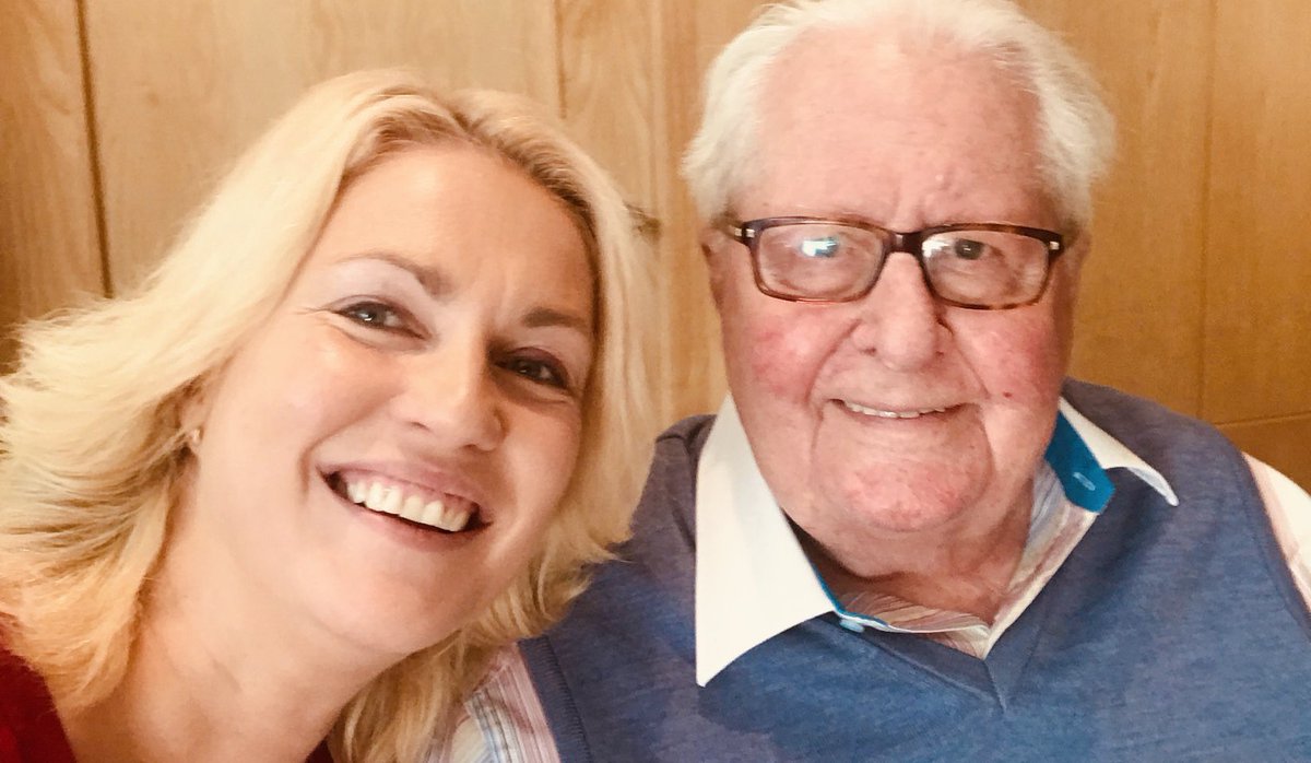 ManuelaSchwesig's tweet photo. Ich bin sehr traurig über den Tod von #HansJochenVogel. Wir verlieren einen großartigen Sozialdemokraten. Ich bin dankbar für unsere Gespräche, meinen letzten Besuch in München und seine Briefe...Er hat uns immer Mut gemacht einzutreten für Freiheit &amp; Solidarität &amp; Gerechtigkeit. https://t.co/s2xKg6PB3N