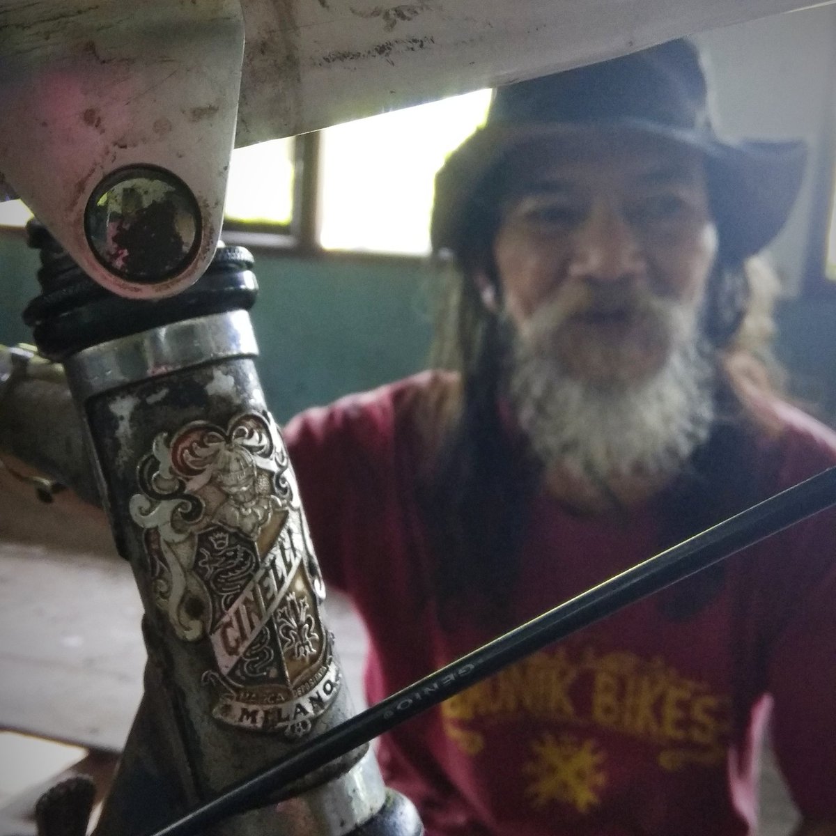 evan_p_'s tweet photo. John Maynard.. bukan soal fisik, tapi kebulatan tekad dan ketahanan mental.. #gowes ribuan km keliling nusantara, sambung menyambung setiap kabupaten.. sehat terus Om... #sepeda #nusantara https://t.co/av1nl8HoYg
