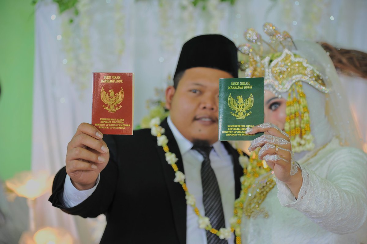 riskarohmaniah's tweet photo. Akad nikah, 11 Juni 2020

Setelah perjalanan bertahun-tahun yg penuh dengan lika-liku (ceilah 😅), kita juga pernah putus nyambung (udah biasa sih)
Finally ... 😍
Terimakasih 5 tahun nya yg udah berlalu, selamat berjuang di tahun" selanjutnya 🤗 https://t.co/DXf5Brc7nb