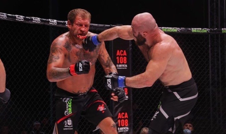 MMAForumBR_'s tweet photo. Na última sexta-feira, o veterano Aleksander Emelianenko sofreu uma dura derrota na luta principal do ACA 107, que foi realizado em Sochi, na Rússia. O irmão da lenda Fedor Emelianenko foi derrotado por Magomed Ismailov com um nocaute técnico aos 3m25s do terceiro round. #ACA107 https://t.co/dLBXe5OyK5