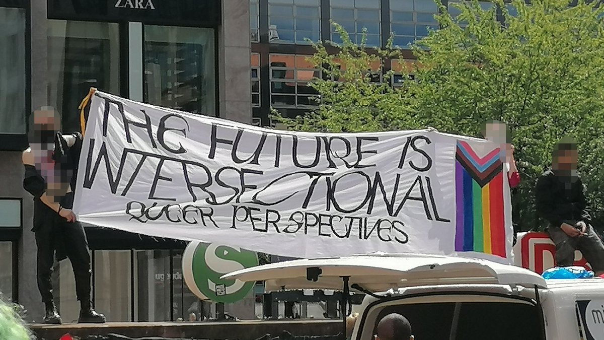 fruitgecko's tweet photo. 15:02 Die Demo ist auf dem Markt angekommen. Jetzt gibt's die ersten inhaltlichen Redebeiträgen. #le2707 #queer #queeringdefaults https://t.co/Tc4D4LEEnC