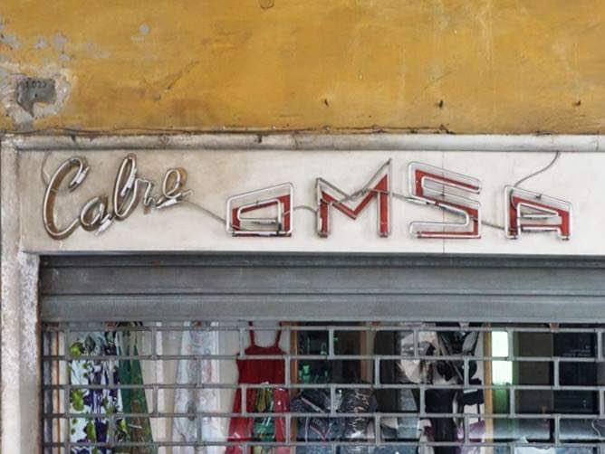 Hundreds of Italian shop fronts, abundant in fabulous type.

letteringda.com

#fontsunday <a href="/DesignMuseum/">the Design Museum</a>