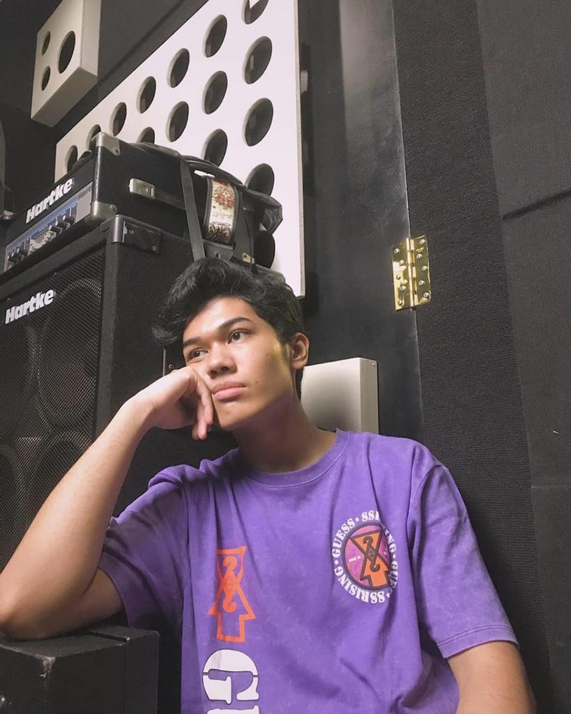 TeamKapalLyoca's tweet photo. Aku disini walau letih coba lagi jangan berhenti
Ku berharap meski berat kau tak merasa sendiri
Kau tlah berjuang
Menaklukan hari2mu yg tak indah
Biarku menemanimu
Membasuh lelahmu
@NucaIdol10
#Nuca18History https://t.co/o7zuZAd7RJ