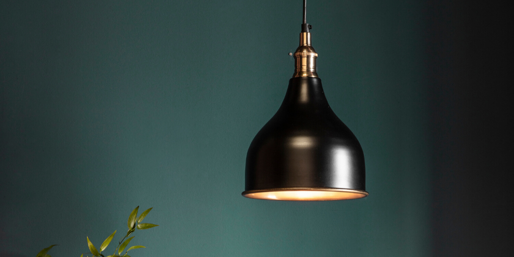 lightingrus_'s tweet image. Dickens Pendant From @Endon_Lighting 💡

The Dickens is a stylish pendant, finished in an on trend mix of two finishes; matt black and solid brass

Click here to order yours today 👉 buff.ly/3iCyzd0

#endonlighting #pendant #kitchenlight #ilory #lighting #lightingrus