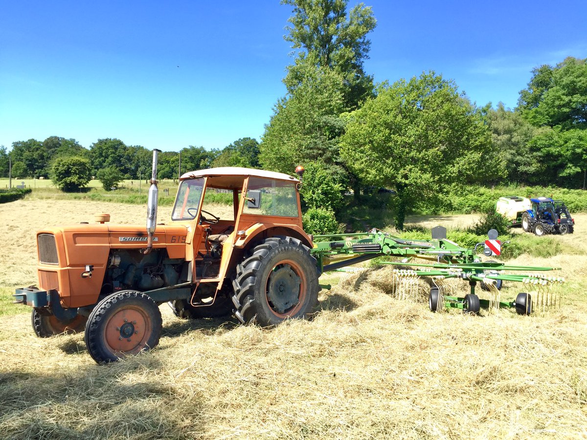KroneFrance's tweet photo. 👉Ne prenez plus de risques pour votre fenaison 🌿 et investissez dans du matériel #Krone robuste et peu tirant comme en témoigne cet #andaineur #Swadro TC 640 😍attelé à un #Someca 650 qui arrive à maîtriser le féroce appétit de la #VariPack Plus ! 💪 

#ThePowerOfGreen https://t.co/F2mqcrxVz1