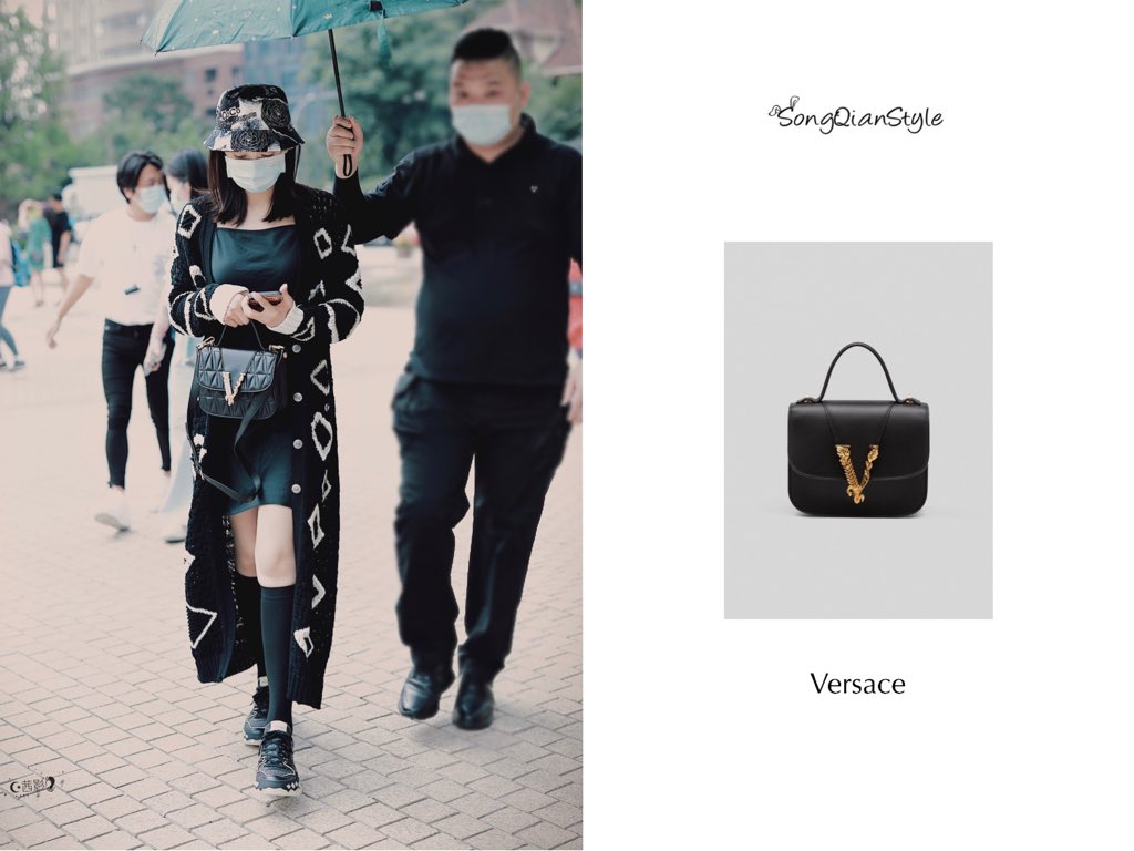 VicSongStyle's tweet photo. 200725 On the Way to Tmall Live 

Cardigan | @CHANEL 
Sneaker | @jimmychoo 
Bag | @Versace
Hat | @CHANEL 
Phone shell | Nocoque

#宋茜 #VICTORIA #VictoriaSong #빅토리아 https://t.co/6Oi2fZJ5yI