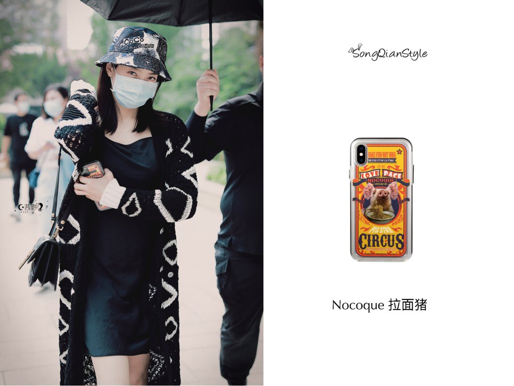 VicSongStyle's tweet photo. 200725 On the Way to Tmall Live 

Cardigan | @CHANEL 
Sneaker | @jimmychoo 
Bag | @Versace
Hat | @CHANEL 
Phone shell | Nocoque

#宋茜 #VICTORIA #VictoriaSong #빅토리아 https://t.co/6Oi2fZJ5yI