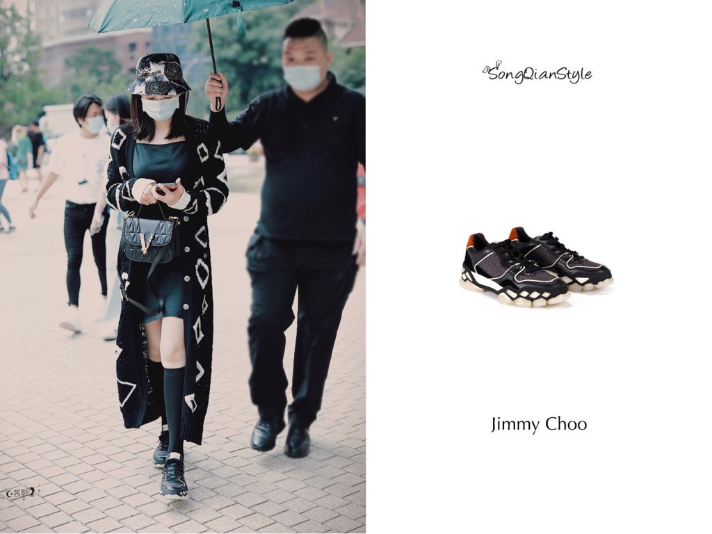 VicSongStyle's tweet photo. 200725 On the Way to Tmall Live 

Cardigan | @CHANEL 
Sneaker | @jimmychoo 
Bag | @Versace
Hat | @CHANEL 
Phone shell | Nocoque

#宋茜 #VICTORIA #VictoriaSong #빅토리아 https://t.co/6Oi2fZJ5yI