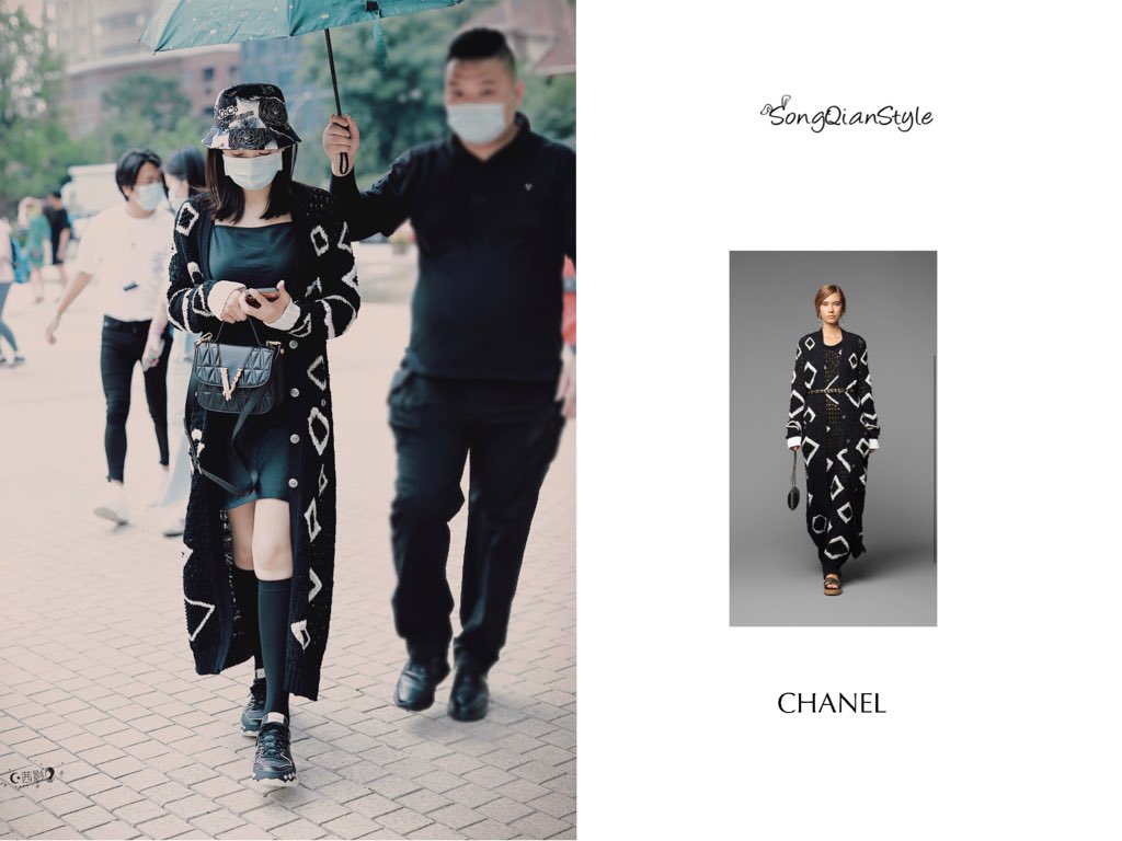 VicSongStyle's tweet photo. 200725 On the Way to Tmall Live 

Cardigan | @CHANEL 
Sneaker | @jimmychoo 
Bag | @Versace
Hat | @CHANEL 
Phone shell | Nocoque

#宋茜 #VICTORIA #VictoriaSong #빅토리아 https://t.co/6Oi2fZJ5yI