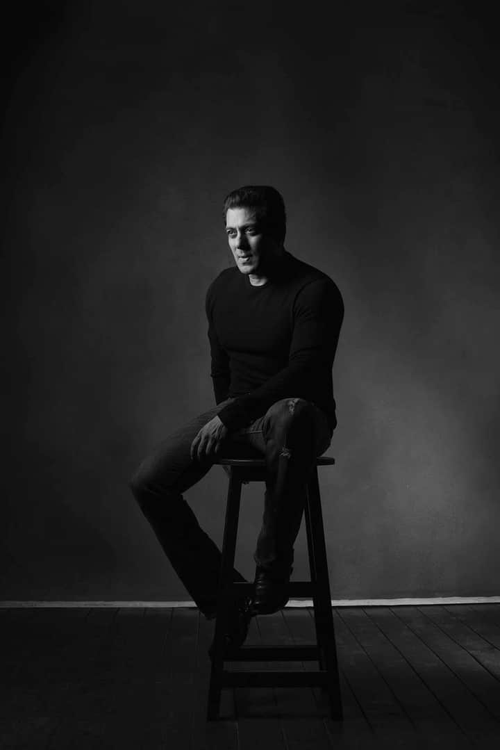 beingsalman1212's tweet photo. Black &amp; White Special @beingsalmankhan 😎🤩

#SalmanKhan #salman #salmankhanfans #salmankhanmerijaan #salmankhanlovers #salmankhansmile #pic #picoftheday #photoshoot #blackandwhite #beingintouch #beinghuman #beingstrong #saturday #weekend https://t.co/ijtfUi7Fkk