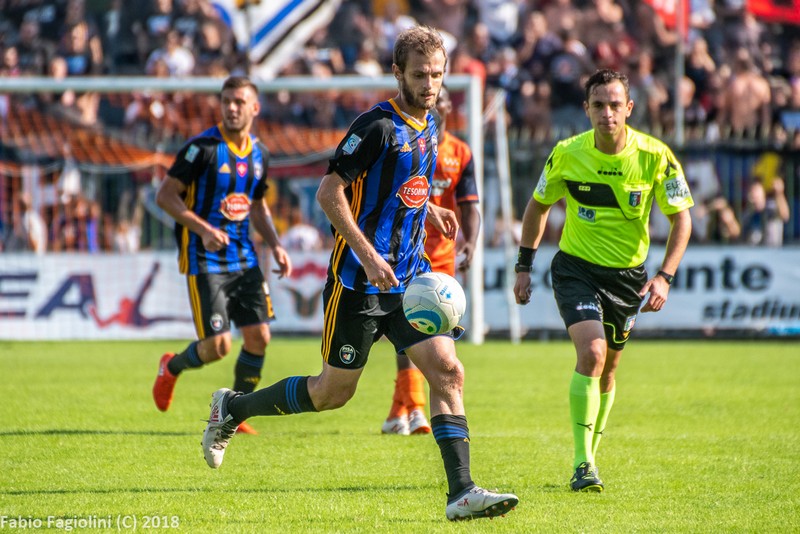 TuttoPisa's tweet photo. Alessandro De Vitis รจ il miglior nerazzurro dopo Cosenza - Pisa secondo le vostre votazioni con il centrocampista nerazurro che riesce a stare davanti rispetto ad un altro giocatore entrato nella ripresa come Birindelli. #alessandrodevitis #devitis #pisa https://t.co/zp5aQWalpo https://t.co/fYCyGpgxBb