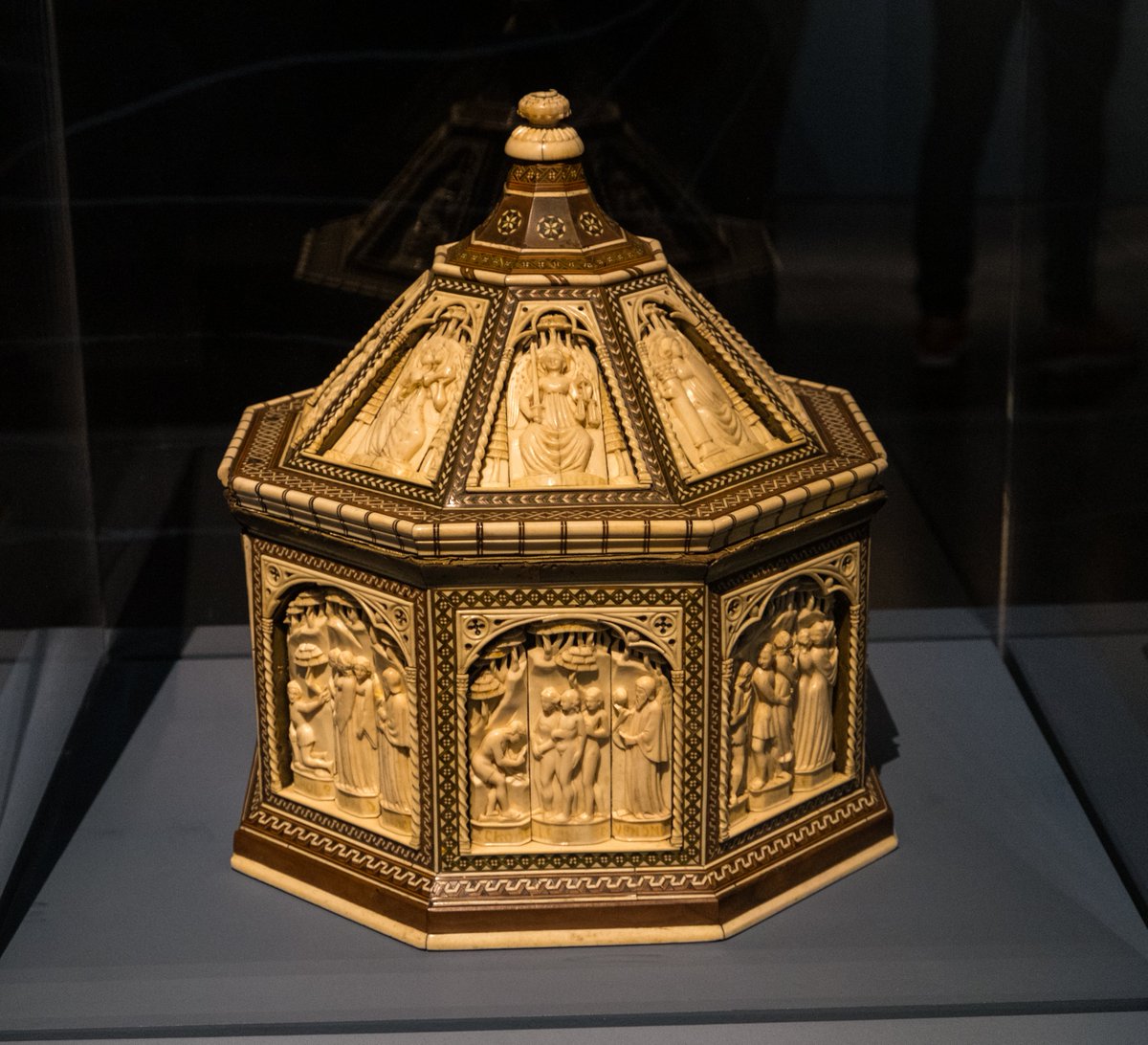 The Judgement of ParisWedding casket showing scenes from Paris's life. Made by the workshop of Baldassare Ubriachi, c. 1390-1410.  @V_and_A (photographed  @britishmuseum) #art  #mythology  @classics
