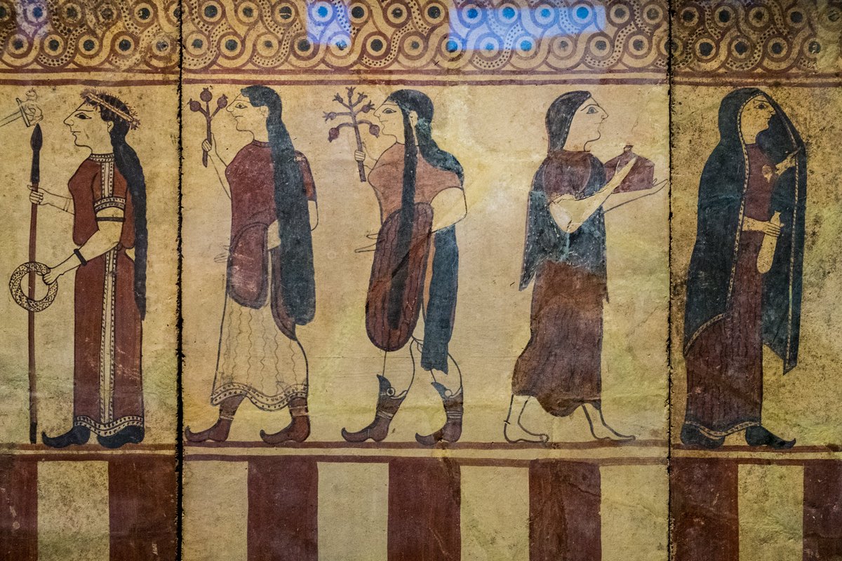 For anyone interested in the  #TrojanWar  #art  #classics  #mythology  #ceramics  #paintings  #sculpture  #mosaics  #photography:The Judgement of Paris: a thread of 23 images from prehistory to modern. First up, an Etruscan wall painting from Cerveteri, c. 560-550 BC.  @britishmuseum