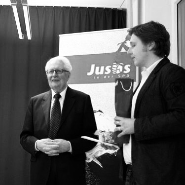 Eine sehr traurige Nachricht: Hans-Jochen Vogel ist im Alter von 94 Jahren verstorben. Es war immer ein großartiges Erlebnis ihm zuhören zu dürfen. Mit seinem festen moralischen Kompass und auch dem ein oder anderen (zu Recht) erhobenen Zeigefinger hat e… instagr.am/p/CDGyiA9pFqz/