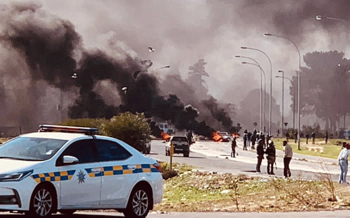 ewnupdates's tweet photo. Police use rubber bullets to disperse CT protesters #CTProtest https://t.co/vLxWsvJMxV https://t.co/2Krec8HWRa