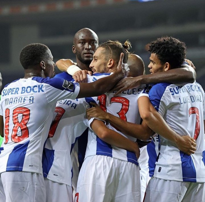 Duelos_'s tweet photo. Quem vai ganhar a Taça de Portugal?

FC Porto - RT
SL Benfica - Fav https://t.co/XKRq6lawOc