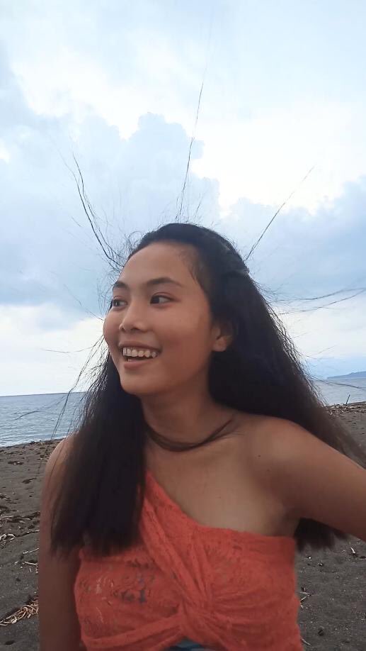 KM_Jessica_Soho's tweet photo. Bakit biglang tumayo ang buhok ng magbabarkadang Stephanie, Angel at Kamille? Anong meron sa Lagonoy Gulf? #KMJS15 https://t.co/EZeO8Mj8UN