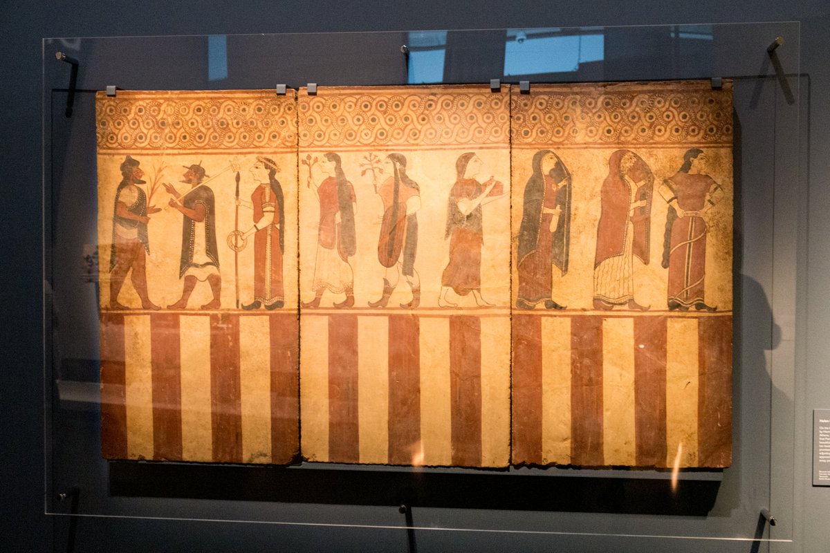 For anyone interested in the  #TrojanWar  #art  #classics  #mythology  #ceramics  #paintings  #sculpture  #mosaics  #photography:The Judgement of Paris: a thread of 23 images from prehistory to modern. First up, an Etruscan wall painting from Cerveteri, c. 560-550 BC.  @britishmuseum