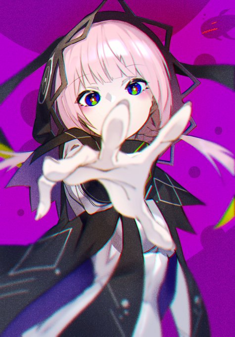 指先で口元を隠す花譜さん と寝ぼけて背景に写り込んでしまった