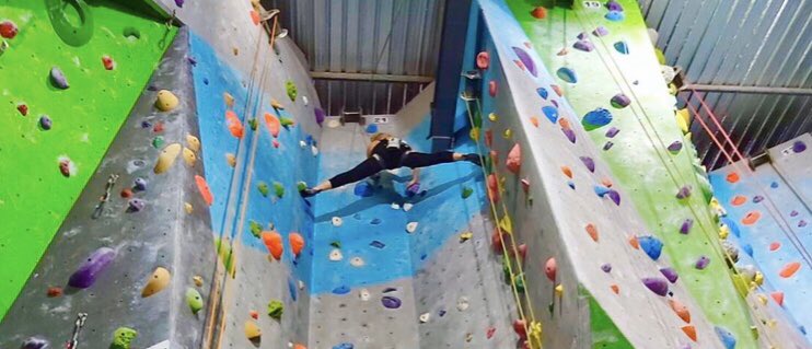 nikkibusuttil's tweet photo. Vote for me - it’s free and takes a second to click!! https://t.co/vYq1nTrGj7 #splits #fitforlife #mshealthandfitness2020 #fitgirl #rockclimber #climbergirl #climberfit https://t.co/O6a8joLK08