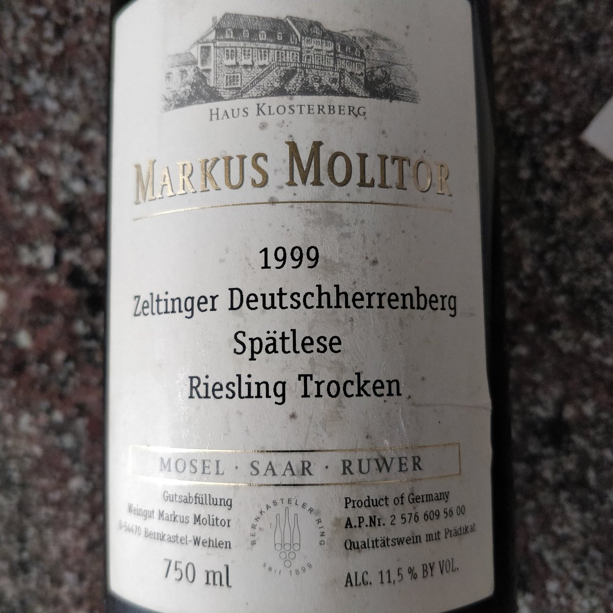 elbaranda's tweet photo. Riesling. Tan cerca y tan lejos: Mosela y Pfalz, Weingut Markus Molitor y Weingut Friedrich Becker, splätese troken y troken. 1999 y 2009. Dos mundos y una uva reina. Un homenaje a un buen amigo que nos dejó: Lluís Pablo.
#winebblogger, #winelover #riesling #mosela #pflaz https://t.co/kzPRW1OTuF