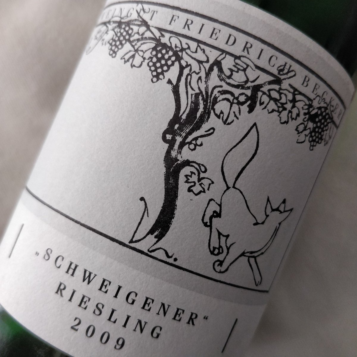 elbaranda's tweet photo. Riesling. Tan cerca y tan lejos: Mosela y Pfalz, Weingut Markus Molitor y Weingut Friedrich Becker, splätese troken y troken. 1999 y 2009. Dos mundos y una uva reina. Un homenaje a un buen amigo que nos dejó: Lluís Pablo.
#winebblogger, #winelover #riesling #mosela #pflaz https://t.co/kzPRW1OTuF