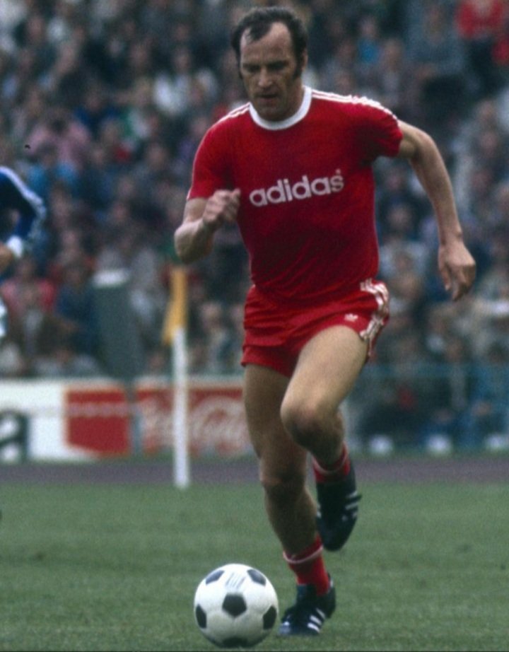 The 1967/68 season wasn't the greatest for Bayern. The team was knocked out of both the Pokal and the Cup Winners Cup in the semis and finished 5th in the league. Roth started to play a lot more though, getting valuable experience.