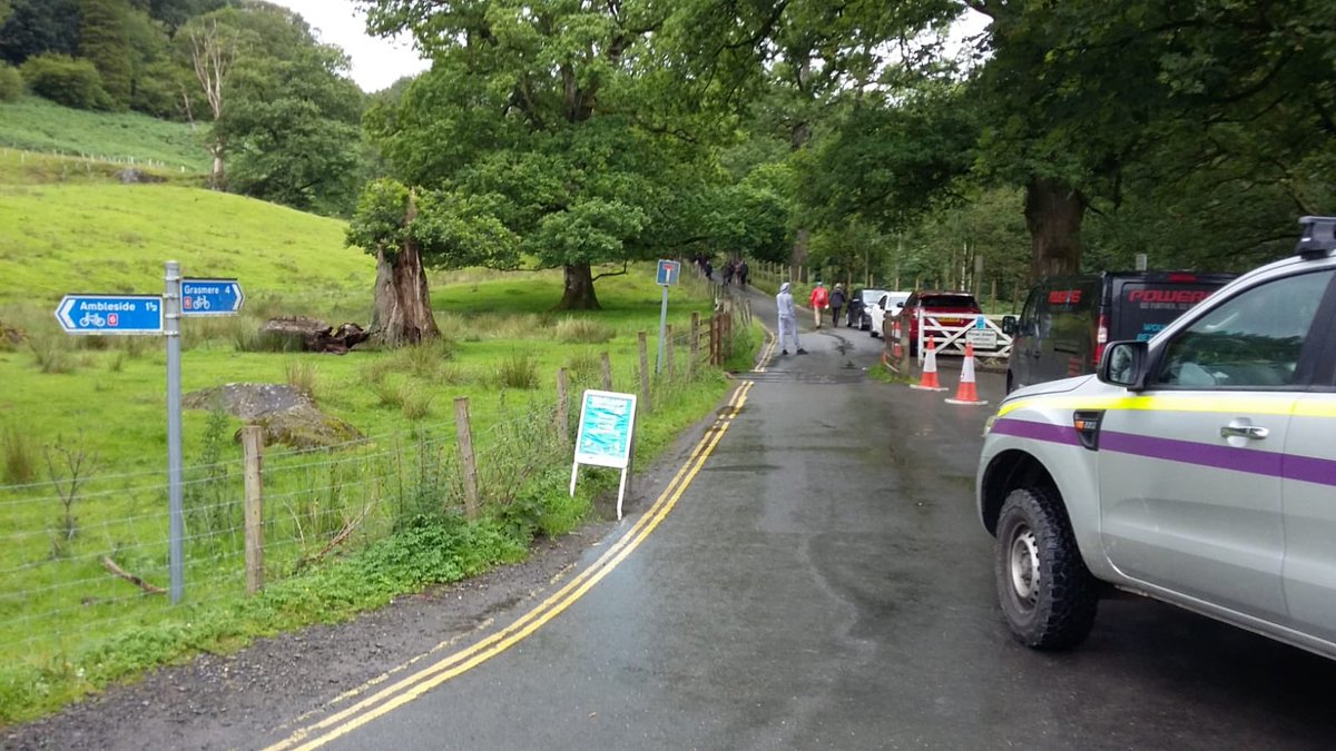 LakesTravel's tweet photo. Many of the #lakedistrict car parks between Ambleside and Grasmere are now full. Check https://t.co/cgCUBIUnbt for updates on places where you can park and have a great afternoon. 🅿️🚗 https://t.co/B7Q4XWYo20