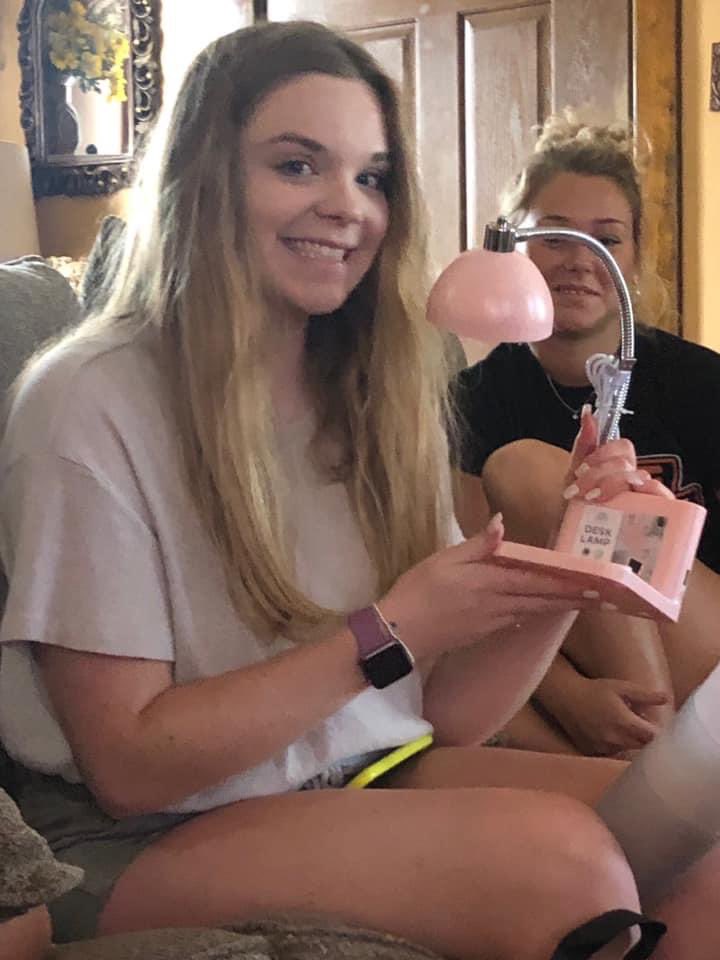 leech_amber's tweet photo. Parent: Hold it up so I can take a picture 
Any child ever: 🥴😬 https://t.co/0pON3uk29j