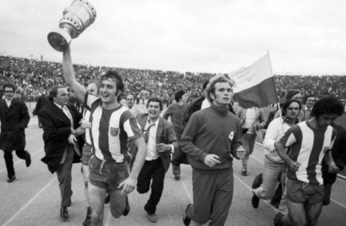 The season after that, Roth, playing in a 3 man midfield along with Hoeneß and Zobel, scored 17 goals in 44 games in all competitions and won another DFB Pokal.