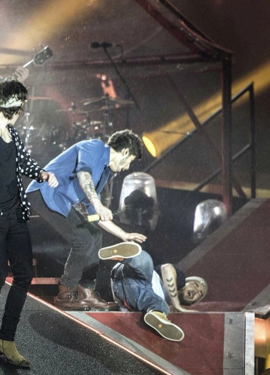 when liam fell and zayn made sure he was fine