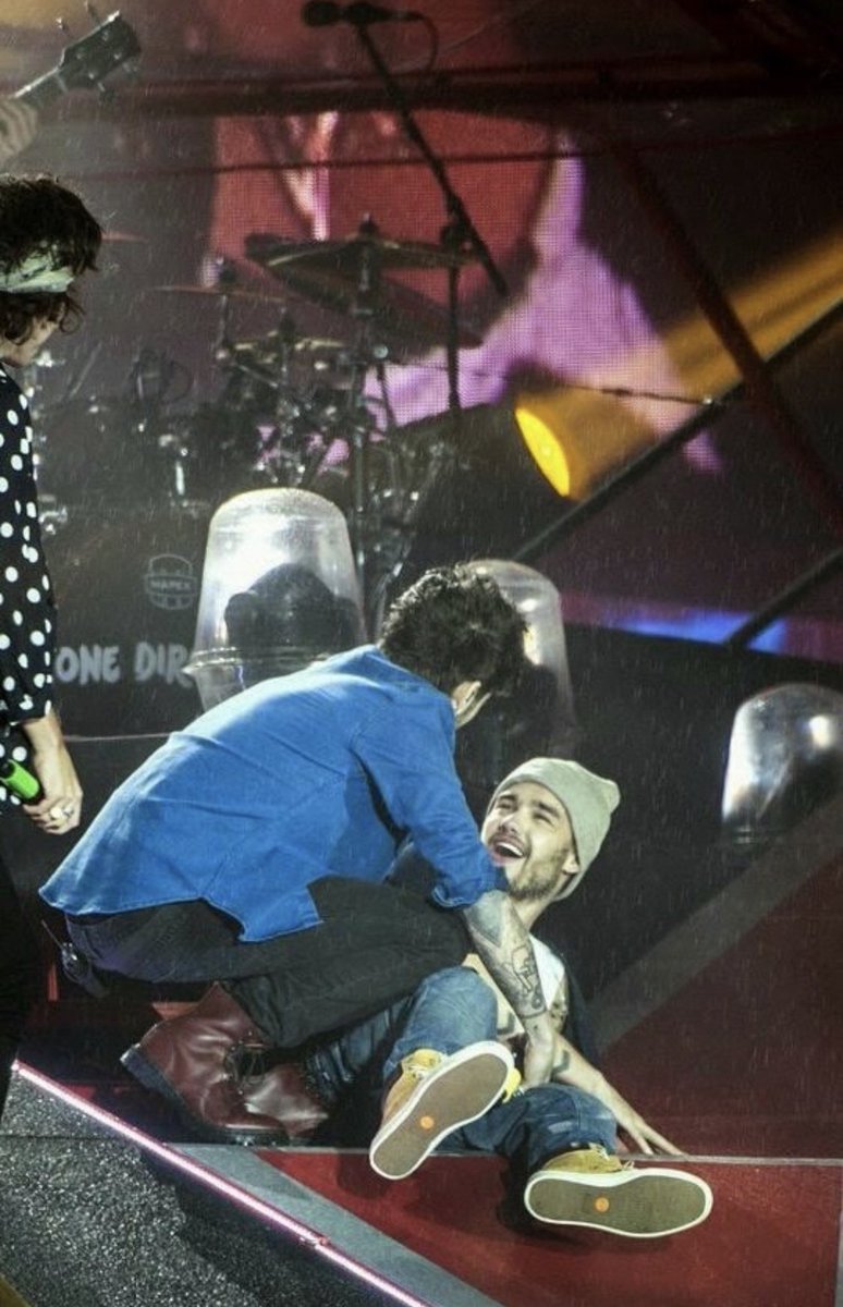 when liam fell and zayn made sure he was fine