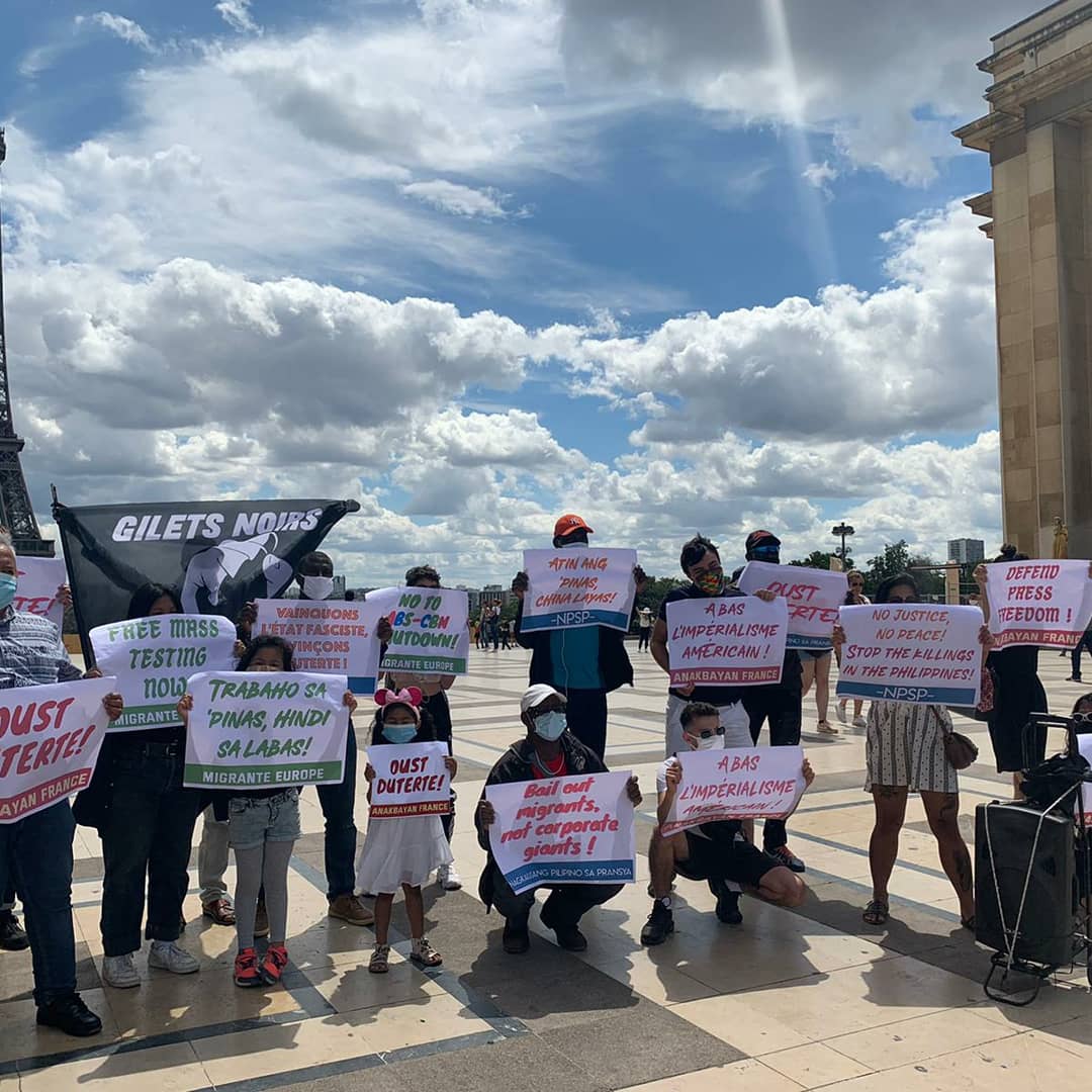 AnakbayanEuropa's tweet photo. LOOK: In lieu of the 4th SONA, Anakbayan-France held a protest in front of the Eiffel tower to condemn the killings of the US-Duterte regime and to call on international support against the ATA.

#JunkTerrorBill
#OustDuterte
#IPBKIbagsak https://t.co/ILOZZ9SoQN
