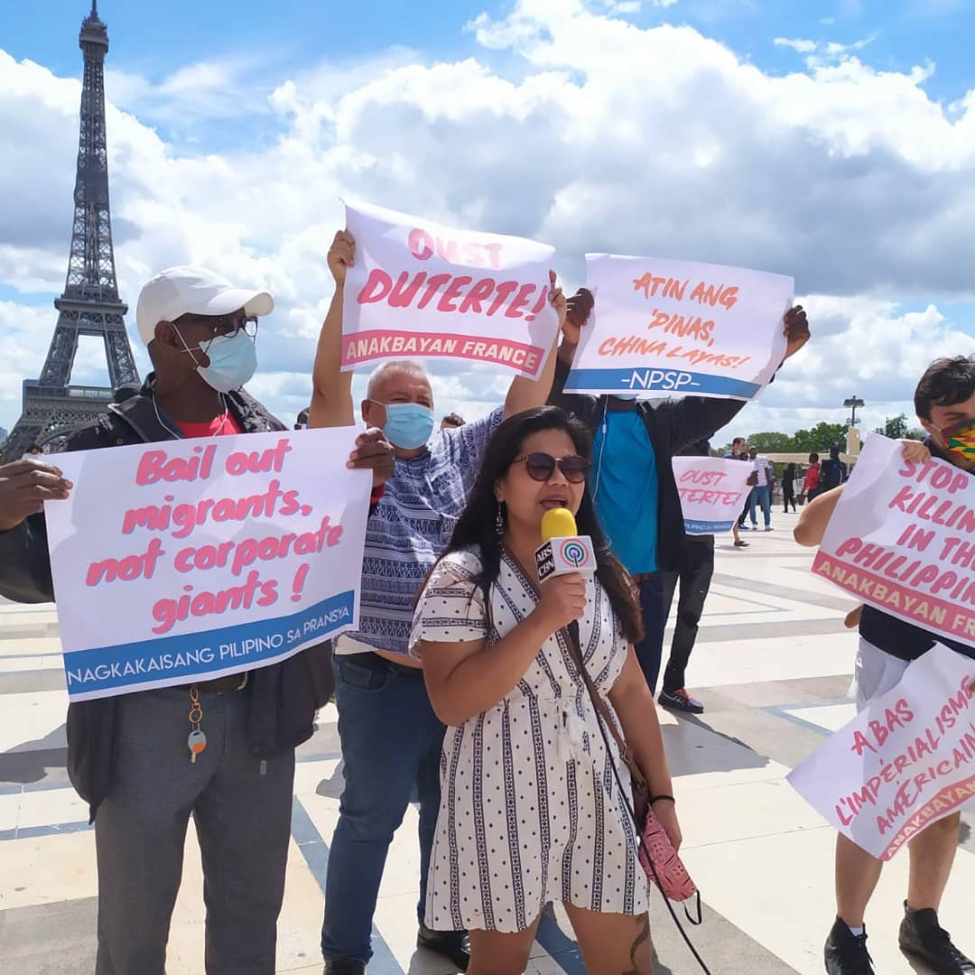 AnakbayanEuropa's tweet photo. LOOK: In lieu of the 4th SONA, Anakbayan-France held a protest in front of the Eiffel tower to condemn the killings of the US-Duterte regime and to call on international support against the ATA.

#JunkTerrorBill
#OustDuterte
#IPBKIbagsak https://t.co/ILOZZ9SoQN